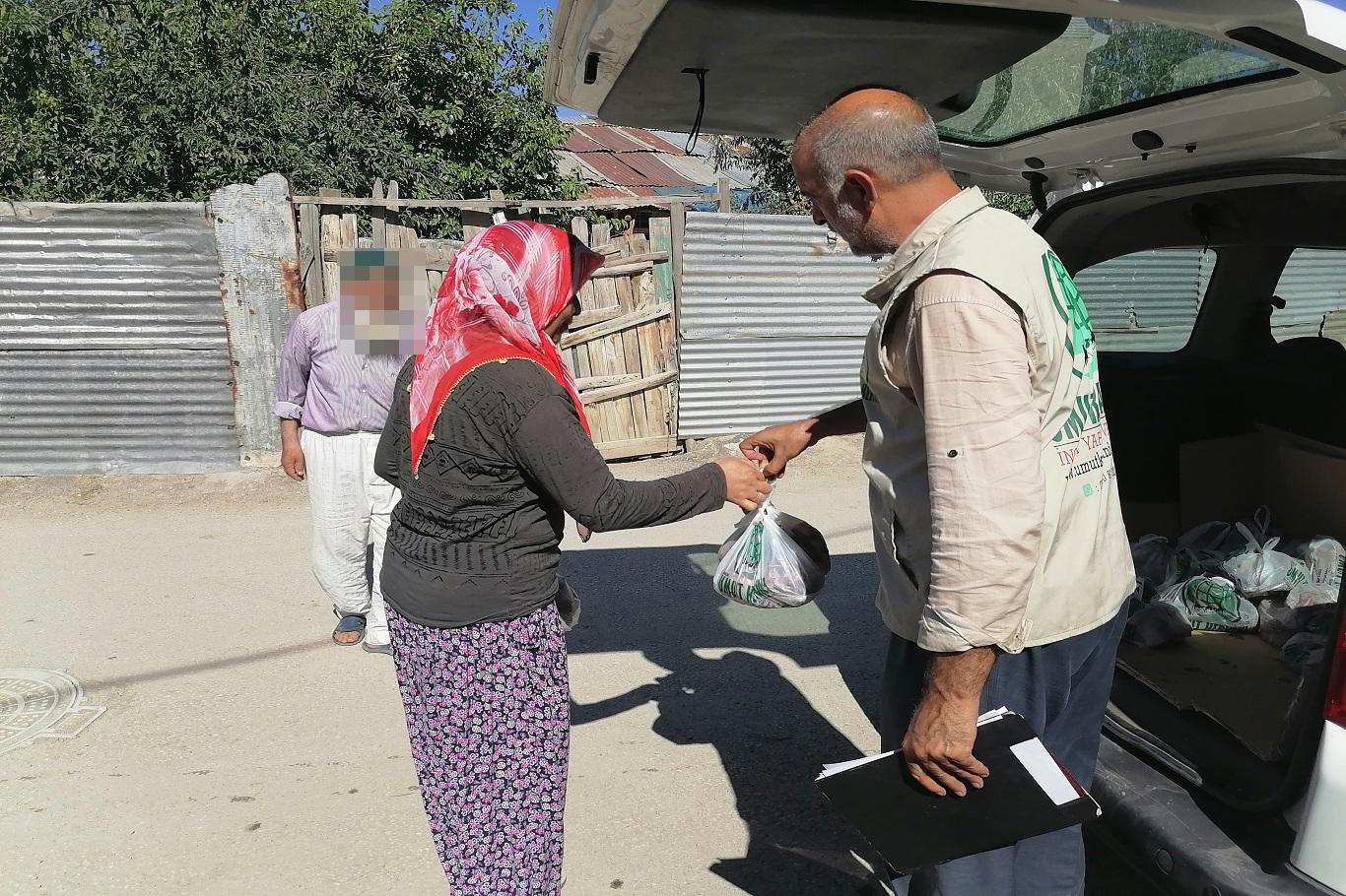 Elazığ Umut Kervanı yüzlerce ihtiyaç sahibi aileye kurban eti dağıttı